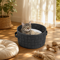 Lit pour chat en feutre noir avec coussin blanc, panier de couchage rond pour animaux de compagnie avec poignées de transport pour chats d'intérieur et petits animaux domestiques