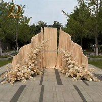 JINDA Rideau en tissu drapé rose poudré à forme ondulée irrégulière avec cadre métallique pour la décoration de scène de mariage en extérieur