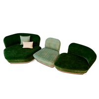 Ensemble de canapés modulaires incurvés de luxe exquis avec revêtement en tissu velours vert émeraude foncé et base en or rose