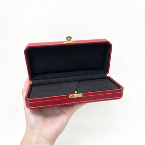 Boîte à montre rectangulaire en similicuir rouge avec intérieur en faux daim, fermeture à pression, étui de protection durable - Product Image 1