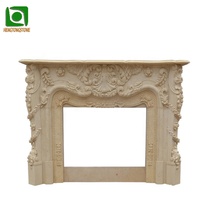Décoration de pièce en marbre beige naturel, statue de dame romaine, colonne et motif floral gravés, encadrement de cheminée en pierre