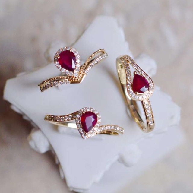 Yu Ying Custom Lab Grown 1.0CT Pear Shape Pigeon Blood Red Ruby Center Stone 18K Yellow Gold Jewelry Rings Wedding