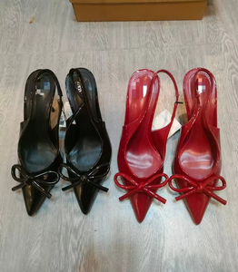 Sandalias de tacón alto para mujer, estilo personalizado, tacón fino, venta al por mayor, punta puntiaguda, negras, con tira trasera, sandalias de verano en stock - Product Image 3