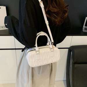 Sac de créateur unique en fourrure pour homme, nouveau style urbain, sac à main matelassé effet gelée, taille unique, sac à bandoulière, vente en gros - Product Image 4