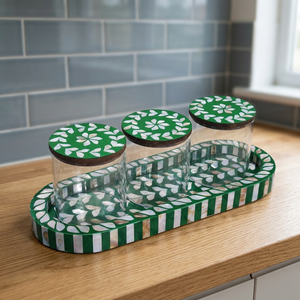 Ensemble de 3 pots à épices sur plateau avec couvercles en bois incrustés de coquillages verts United Trade World - Product Image 4