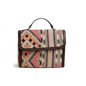 Sac fourre-tout géométrique en coton kilim grande capacité pour femme, sac à bandoulière décontracté avec rabat, idéal pour le quotidien, provenant du Rajasthan - Product Image 1