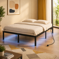 Lit double en fer personnalisable de grande taille avec plaque en acier épaissie, espace de rangement et alimentation électrique, ambiance lumineuse en bas.