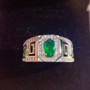 แหวนที่ใส่ได้ทั้งชายและหญิงนี้มีการจำลองมรกตและทัวร์มาลีนที่มีดีไซน์เปิดโล่งเพื่อเพิ่มความสง่างาม - Product Image 2