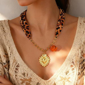 Collar de Pañuelo de Seda con Estampado de Leopardo, Colgante de Corazón de Acero Inoxidable, Bola de Resina Bañada en Oro de 18K, Elegante Accesorio de Moda - Product Image 1