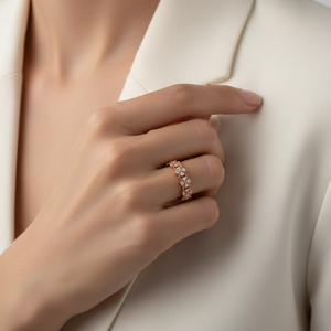 เครื่องประดับอินเทรนด์ยอดนิยมคลาสสิก 18K Rose Gold เพชรธรรมชาติครึ่งนิรันดร์โคลเวอร์ออกแบบแหวนวางซ้อนกันได้สําหรับผู้หญิง - Product Image 5