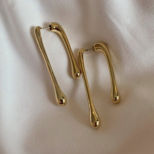 Orecchini di moda europei e americani di nuovo Design asimmetrici semplici orecchini pendenti in metallo per ragazze alla moda - Product Image 4