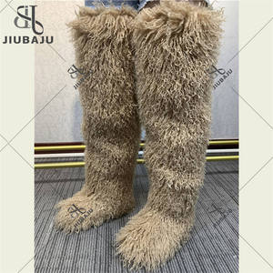 Conjunto de Tres Piezas de Moda de Invierno para Mujer Chaleco de Pelo sin Mangas con Espalda Descubierta + Shorts + Botas Altas de Pelo - Product Image 4