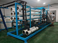 Système de filtration d'eau saumâtre personnalisable par osmose inverse, avec moteur de pompe contrôlé par PLC, 1000 L/heure, variateur de fréquence, contrôle du débit, garantie 1 an