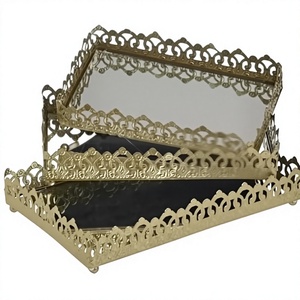 Juego de bandejas decorativas rectangulares de metal bronce, diseño vintage hecho a mano con patrón de red. - Product Image 3
