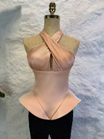 OUDINA Nouveaux hauts courts élégants en satin à col licou, avec torsion à la taille et volants