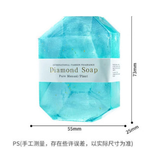 Sapone Artigianale Trasparente con Olio di Cocco, Fragranza e Decorazioni in Foglia d'Oro e Forma di Diamante - Regalo per Adulti - Product Image 3