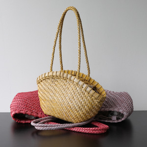 Sac fourre-tout tissé à la main, légèrement luxueux, en cuir de vachette tanné végétal et ciré effet brume; Panier en osier de style resort en forme de coquille - Product Image 1