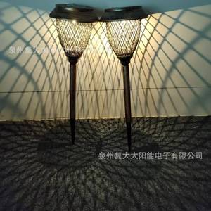 Lampes solaires de jardin à LED, lampe de pelouse en fer à mailles avec effet de projection pour la décoration de patio - Product Image 1