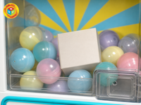 Machine à gacha quatre unités avec fenêtres transparentes pour les prix 95x78x192 cm