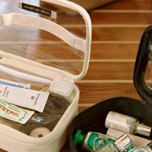 Trousse de toilette portable en PVC Sacs à cosmétiques en PU Trousse de maquillage étanche avec logo personnalisé en relief pour femmes hommes Voyage Plage - Product Image 3