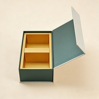Boîte cadeau rigide verte personnalisée avec logo, séparateur doré et emballage intérieur haut de gamme pour coffrets cadeaux gastronomiques et de luxe