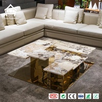 Table basse de luxe multi-niveaux en métal avec dalles de pierre empilées et colonnes dorées – Solution complète pour l'ameublement de salons de villas