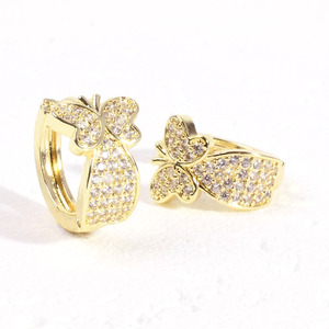 Orecchini a Cerchio Piccoli di Alta Qualità con Design a Cuore/Farfalla/Geometrico, Placcati in Oro 14K, con Zirconi Cubici, Sensazione Ghiacciata - Product Image 5
