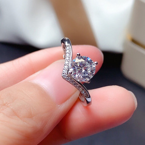 Anello a corona a forma di V per donna, gioielli da dito eleganti e scintillanti - Product Image 5