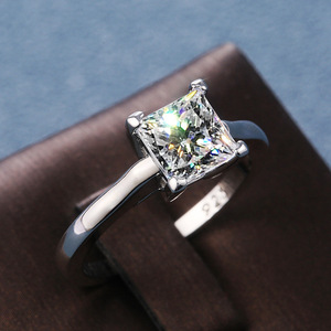 Anello da Donna Semplice con Zirconia Cubica, Gioiello Versatile alla Moda - Product Image 2