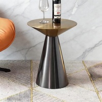 Table basse en métal avec structure en acier de luxe italien, design moderne pour salon, mobilier de hall d'hôtel, utilisation en coin de club, marque HY