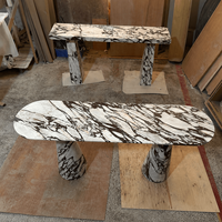 Banc d'entrée en marbre Calacatta Viola, extrémités arrondies, deux pieds en blocs, dalle de pierre veinée violette pour projet de galerie ou de couloir