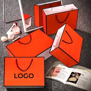 Sacs en carton orange écologiques et recyclables de luxe, impression de logo personnalisée, impression à l'écran tendance, emballage pour vêtements et chaussettes - Product Image 4