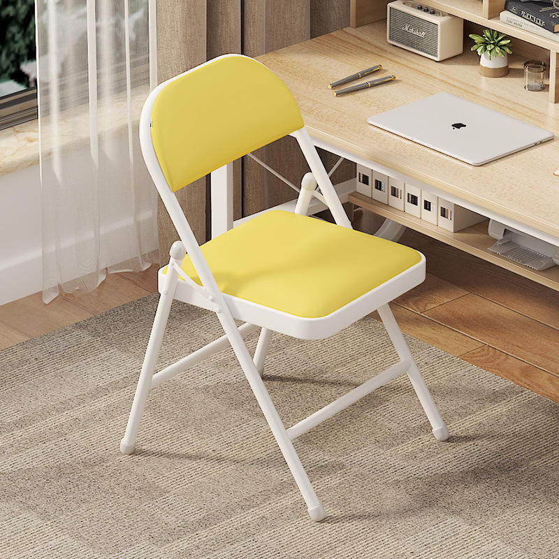 Marco blanco, superficie de cuero amarillo.