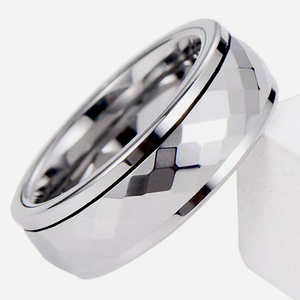 Anillos Giratorios de Carburo de Tungsteno de 8mm para Hombre, <span class=keywords><strong>con</strong></span> Diseños de Superficie de Corte de Diamante de Cheng Jewelers, Altamente Pulidos - Product Image 4