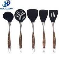Ensemble d'ustensiles de cuisine en silicone antiadhésif de luxe 5 pièces au design moderne, comprenant une spatule et une louche avec revêtement en bois et manche en acier inoxydable