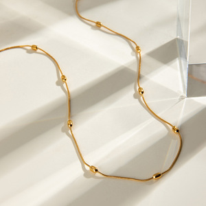 Collier en acier inoxydable avec chaîne serpent et design perlé couleur or pour cadeau - Product Image 3