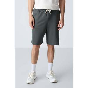 Short basique pour homme Air Jones en mélange de coton kaki, coupe standard – Short d'été décontracté, épais, doux et texturé pour un usage quotidien - Product Image 1