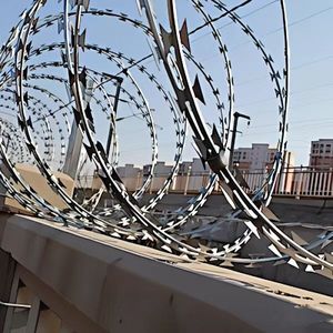 Alambre de púas de doble hebra galvanizado en caliente Yuking Hebei, venta directa de fábrica - Product Image 3