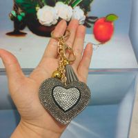Porte-clés en forme de cœur, couleur unie, avec pendentif breloque pour sac, mignon et moderne, avec pompon