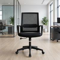 Chaise de bureau ergonomique professionnelle entièrement noire avec dossier en maille respirante et base à cinq branches en nylon durable