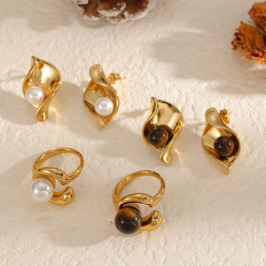 แหวนมุกทรงคลื่นเรขาคณิต ชุบทอง 18k วัสดุสแตนเลส เครื่องประดับสำหรับทุกเพศ เหมาะสำหรับเป็นของขวัญ - Product Image 1