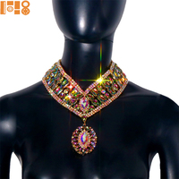 Ensemble collier ras-du-cou et boucles d'oreilles perlés et ornés de strass faits main, extensibles, pour costumes de carnaval