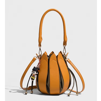 Borsa a secchiello in pelle PU a forma di loto da donna, con coulisse, a forma di fiore, a tracolla, con ciondolo a bambola, logo personalizzato, all'ingrosso