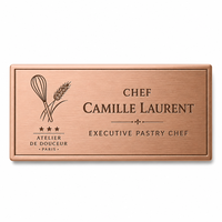 Badge nominatif personnalisé haut de gamme en laiton gravé avec support, carte et emballage, pour le personnel hôtelier, les équipes scolaires et les événements