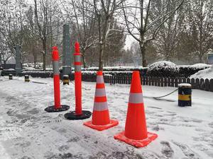 道路安全110cm反射PE製<span class=keywords><strong>T</strong></span>型デリニエーターポストボラード、6kg/8kgゴムベース付き、私道および道路交通警告用ポスト - Product Image 4