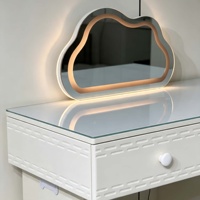 Table de toilette intelligente moderne avec miroir sur pied et éclairage réglable, rangement organisé pour hôtel et chambre à coucher