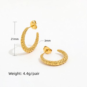 JOOLIM High End 18 Karat vergoldete Blasen oberfläche Ochsen horn C Creolen Schmuck Edelstahl für Frauen - Product Image 5
