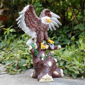 Scultura in Resina di Aquila Appollaiata su Tronco d'Albero con Idrante, Uccello Predatore Realistico, Decorazione da Giardino con Tema Fauna Selvatica - Product Image 5
