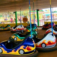 Voiture tamponneuse gonflable Sky Net pour 2 personnes, avec cadre gonflable, revêtement de sol et filet de plafond, pour parcs d'attractions, utilisation extérieure et intérieure