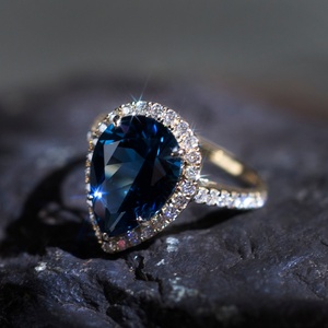 Anillo de Compromiso Messi Jewelry MS-829 de Oro de 10k con Espinela en Corte Pera, Estilo Clásico - Product Image 5